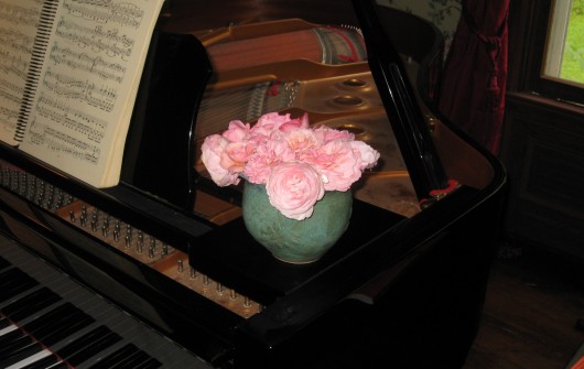 Flower Arranging 101: Roses in a Bowl Flower Arranging 101: Roses in a Bowl