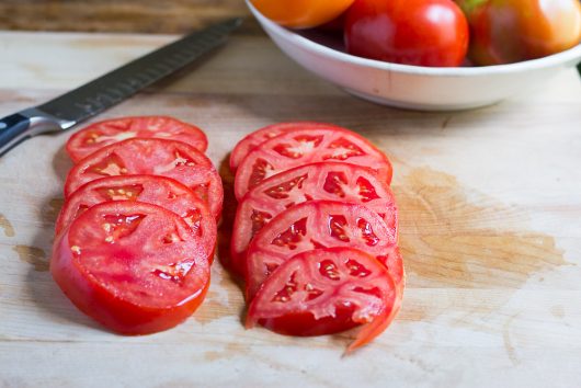sliced tomatoes 