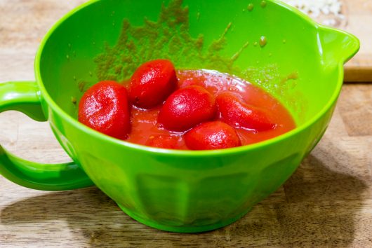 tip the tomatoes and their juices into a large bowl