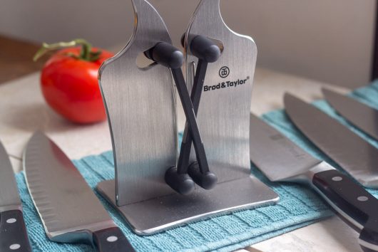 https://www.agardenforthehouse.com/wp-content/uploads/2022/02/knife-sharpener-with-tomato-1-of-1-530x354.jpg